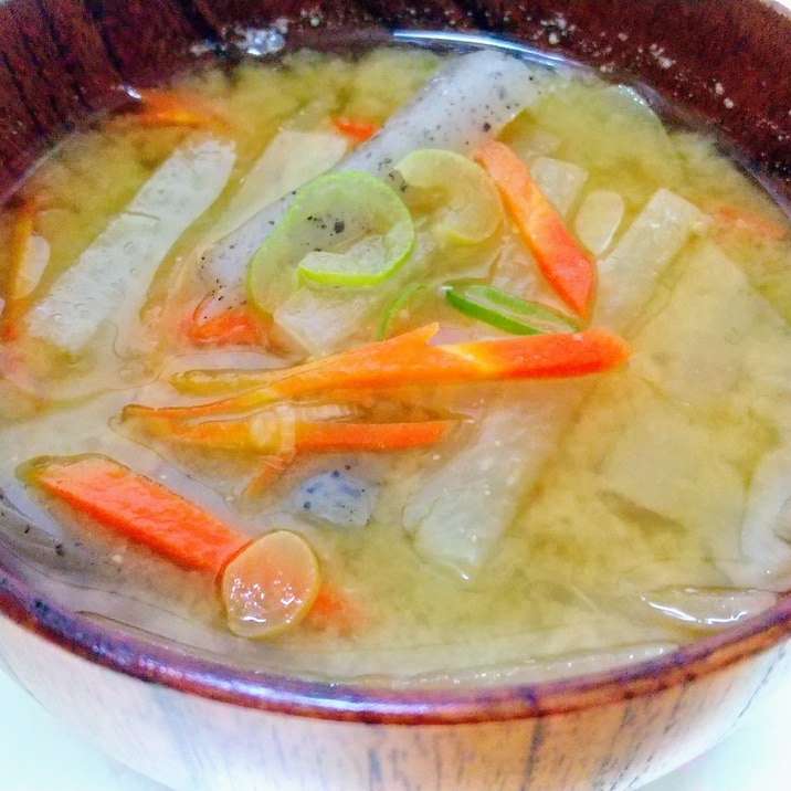 にんじん大根こんにゃくのみそ汁